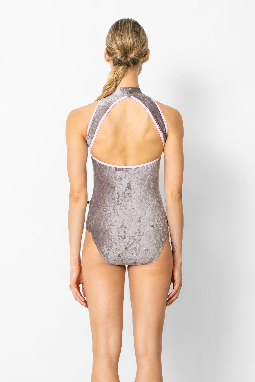 Noe leotard in CV-Phantom body color with T-Rose trim color