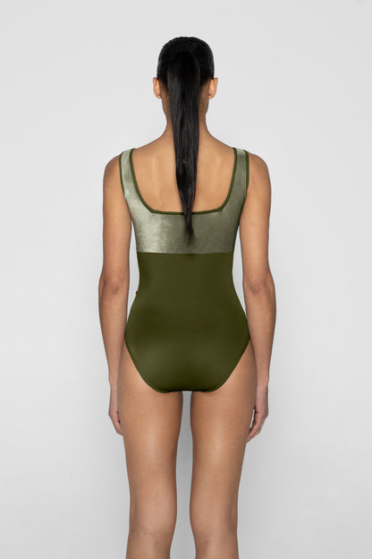 Marieke leotard in T-Jungle body & trim color with V-Safari top color